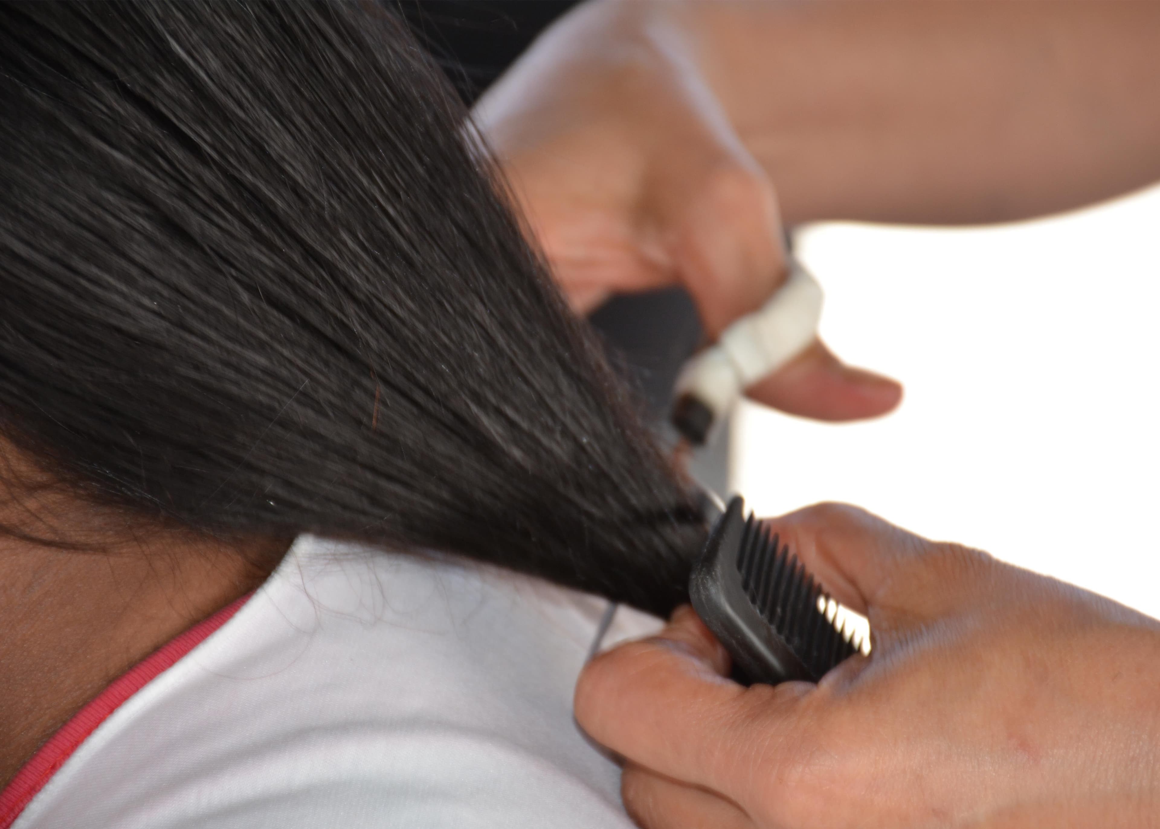 Internas da penitenciária Júlia Maranhão doam cabelos para mulheres com câncer em João Pessoa