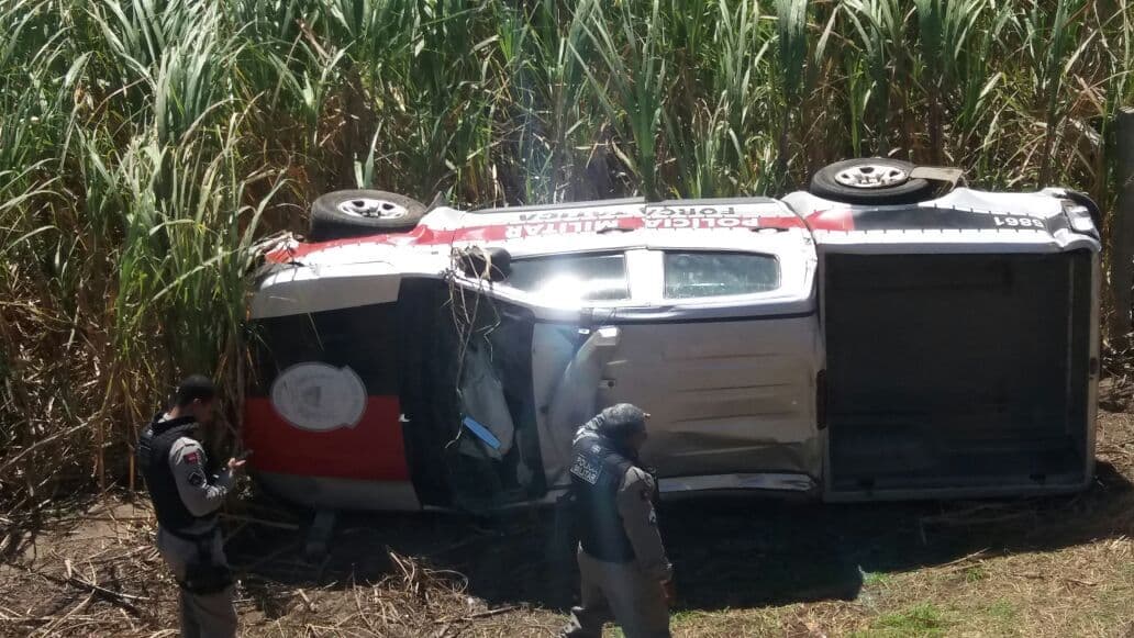 Viatura sobrana curva durante perseguição, capota e deixa três PMs feridos