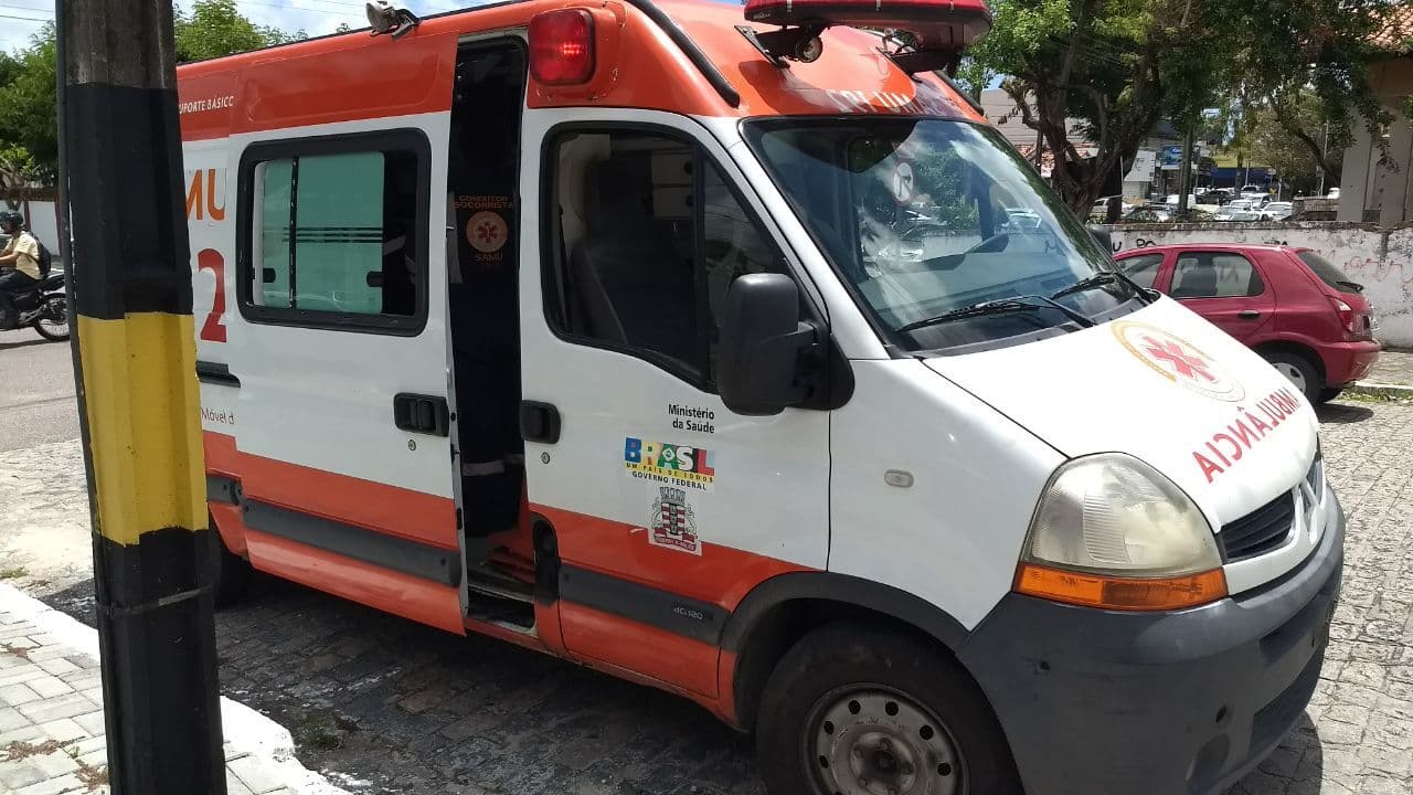 Motociclista fica ferido após colisão com veículo no bairro da Torre