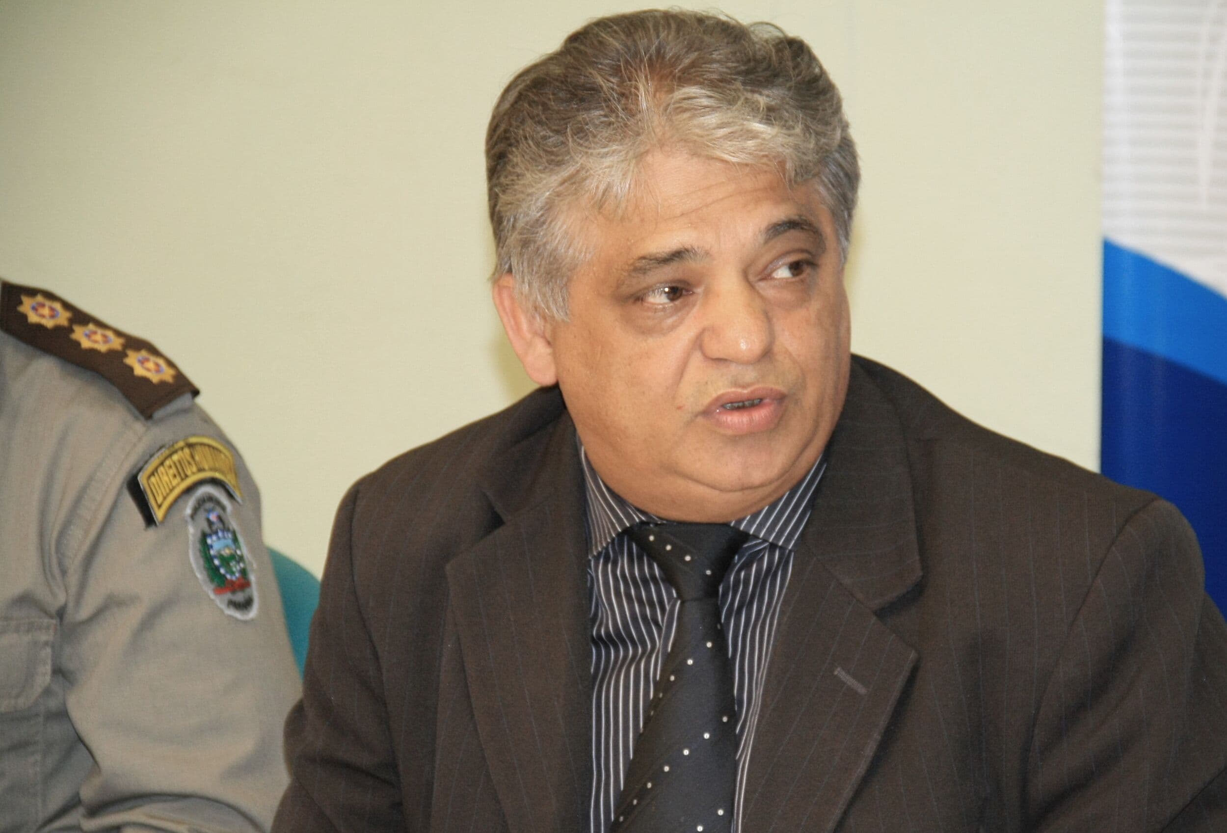 Polícia investiga morte de preso que matou policial com arma de delegado dentro de delegacia