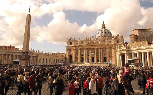 Vaticano investiga supostas relações homossexuais entre menores do pré-seminário
