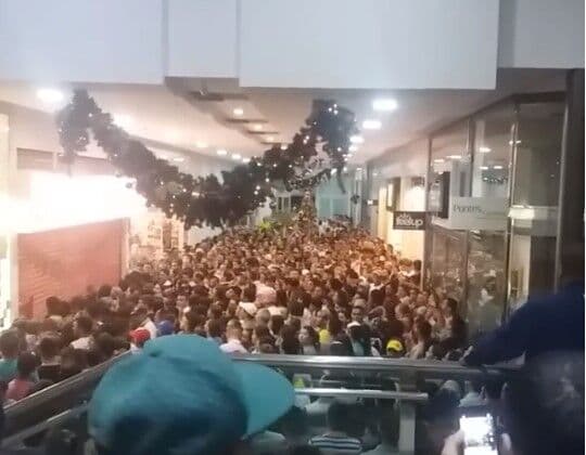 Porta de loja desaba sobre clientes durante abertura da Black Friday em shopping de Guarabira