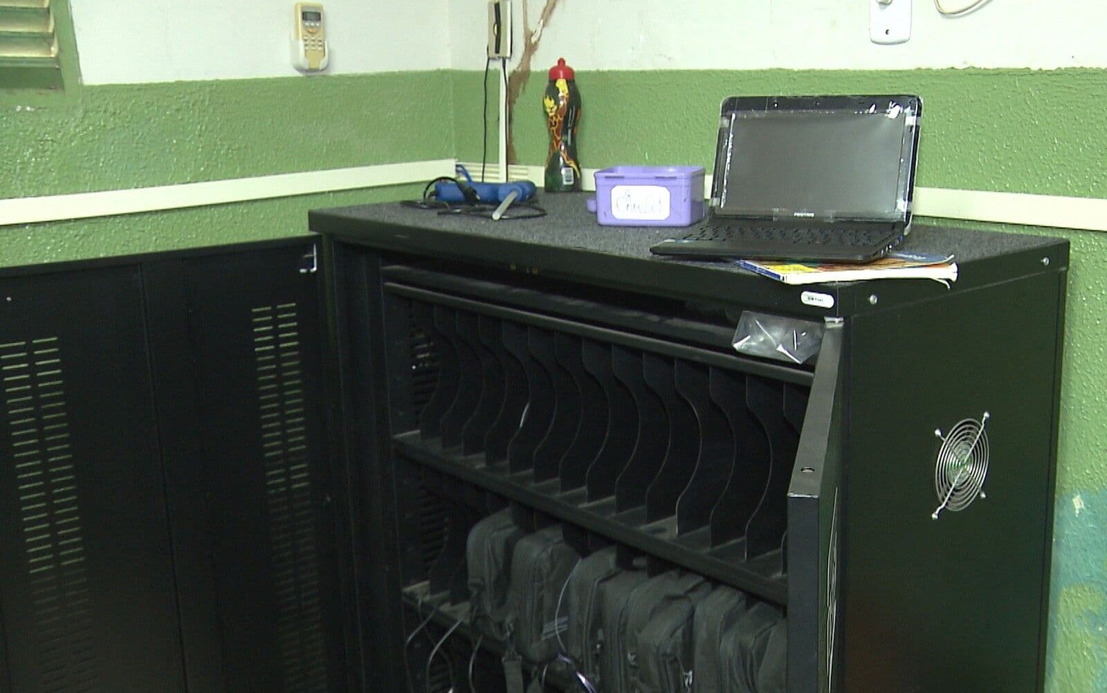 Escola pública de Campina Grande é arrombada e bandidos furtam 25 notebooks