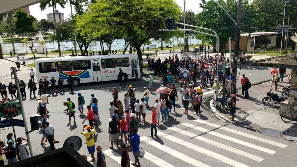Ambulantes bloqueiam trânsito no Centro em protesto contra truculência da prefeitura