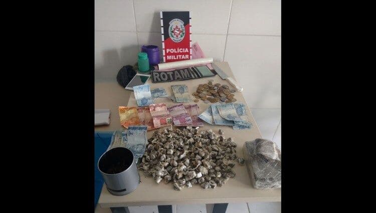 Duas jovens são presas com quase um quilo de maconha suspeitas de tráfico de drogas