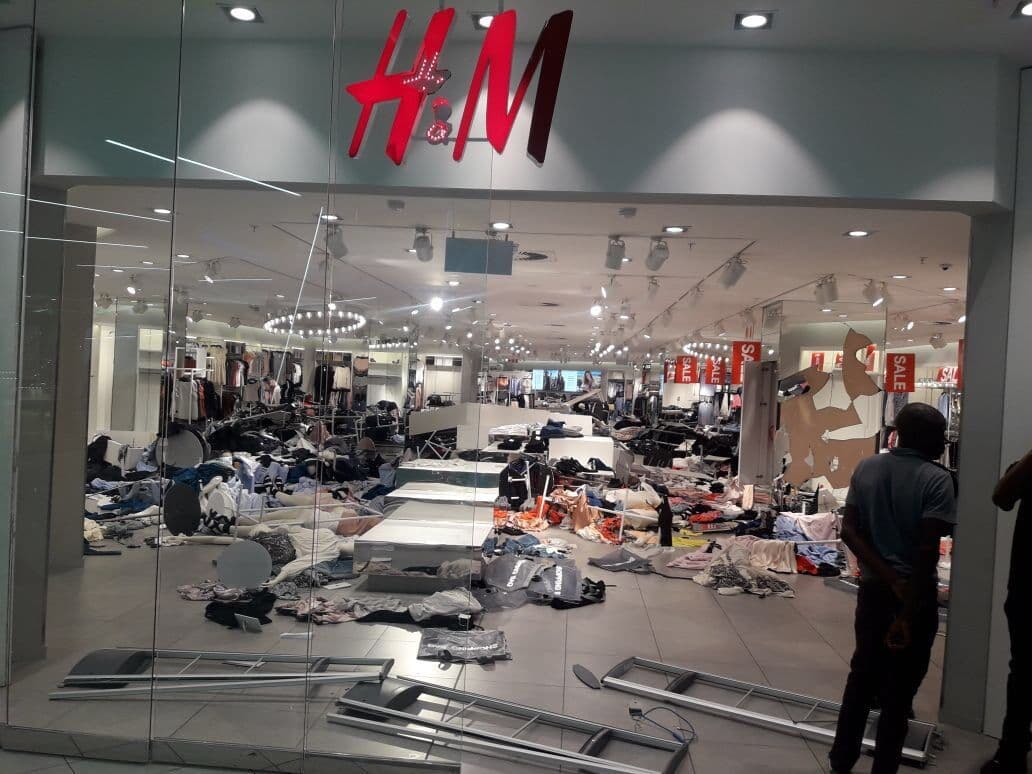 Lojas da H&M são destruídas na África do Sul após foto polêmica