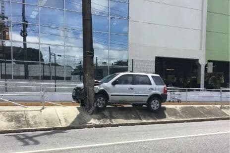 Motorista perde controle de carro e derruba poste em curva dos Bancários