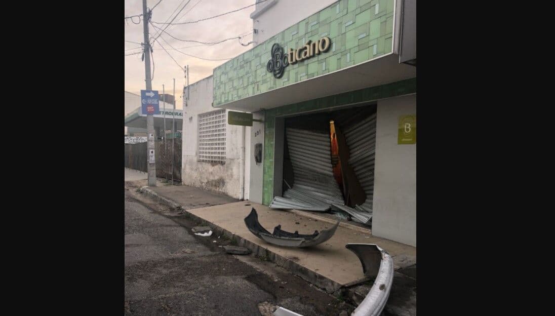 Bandidos utilizam dois carros roubados para arrombar loja em Campina Grande