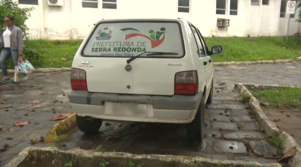 Bandidos assaltam carro de prefeitura que levava paciente para hemodiálise em Campina Grande