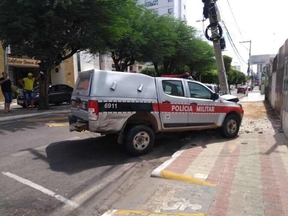 Viatura da Polícia Militar perde controle e bate em carro e em poste