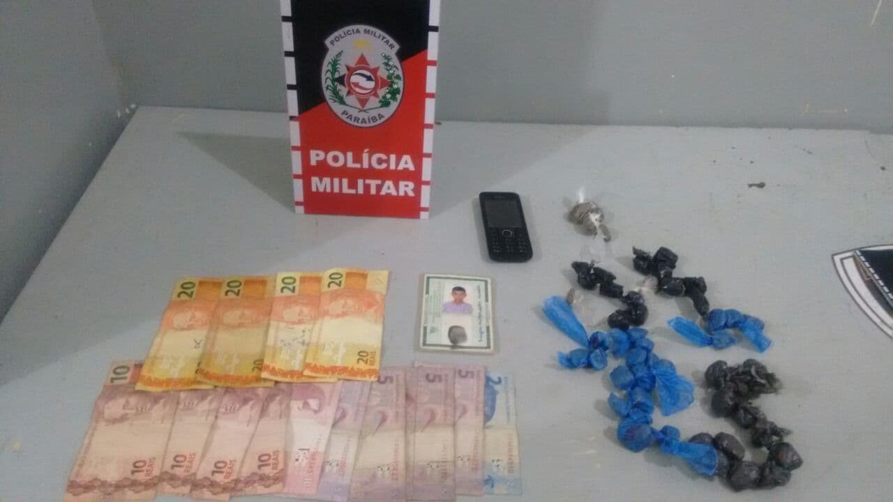 Polícia Militar prende dois homens e apreende drogas, dinheiro e aparelho celular em Bayeux