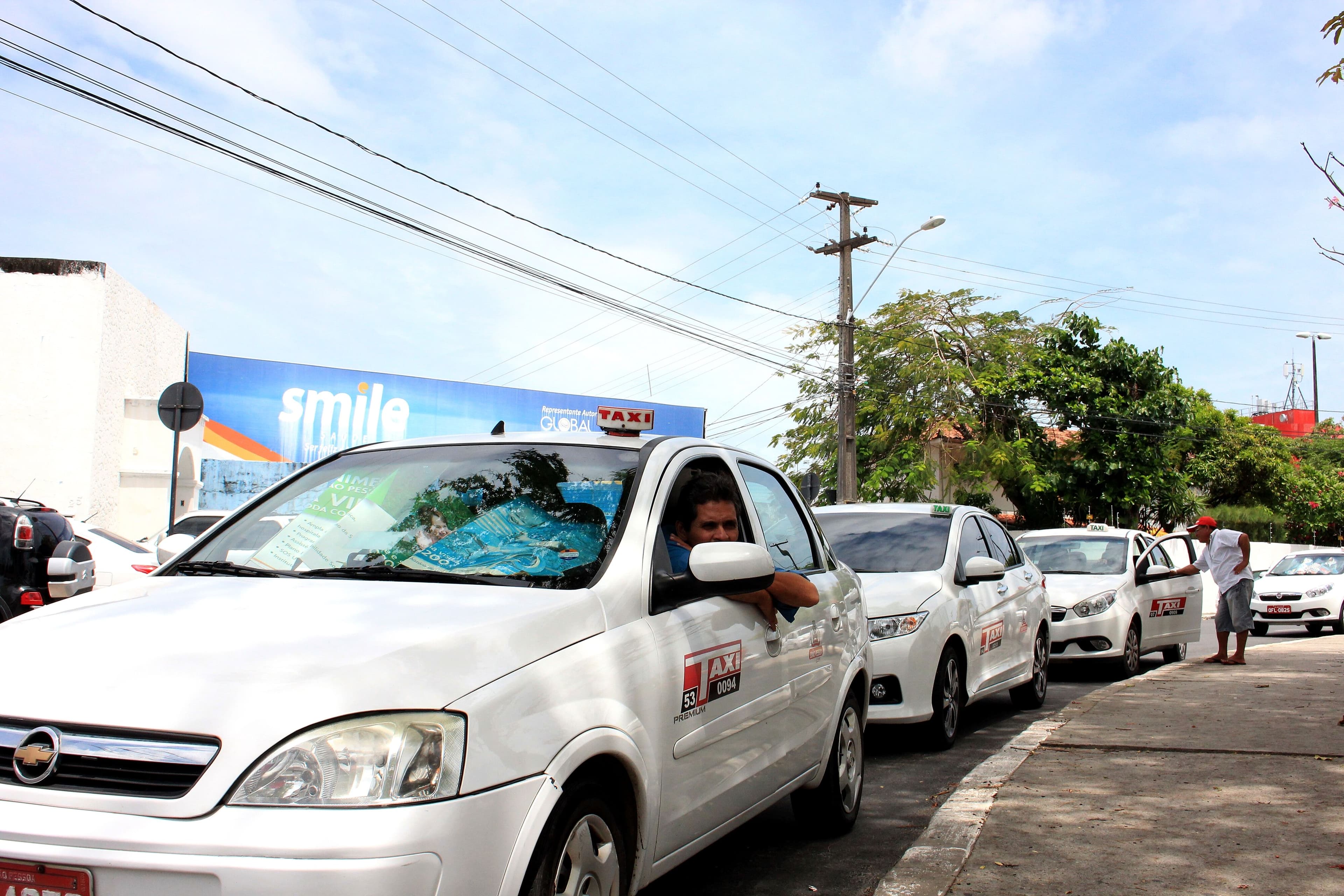 Taxistas protestam por fiscalização de transportes irregulares em João Pessoa