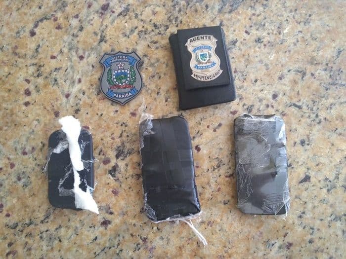 Mulher é flagrada tentando entrar em presídio com drogas e celulares