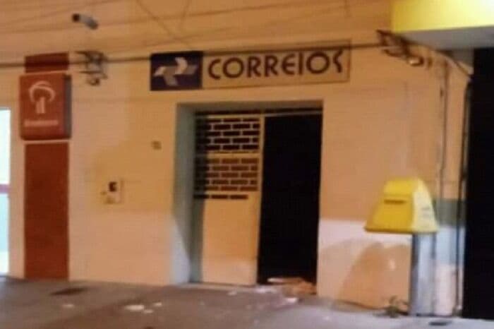 Quadrilha explode agência dos Correios e viola caixa eletrônico no Agreste