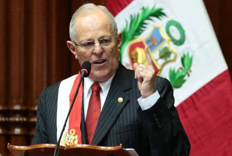 Presidente do Peru renuncia um dia antes de votação do impeachment