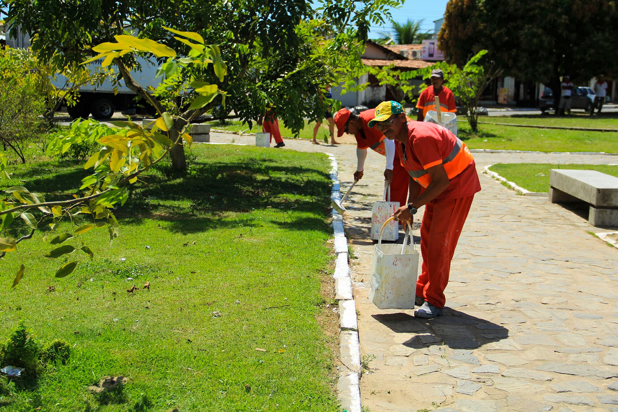 Serviços de manutenção e zeladoria a ruas, praças e mercados da Capital são realizados pelas Secretarias