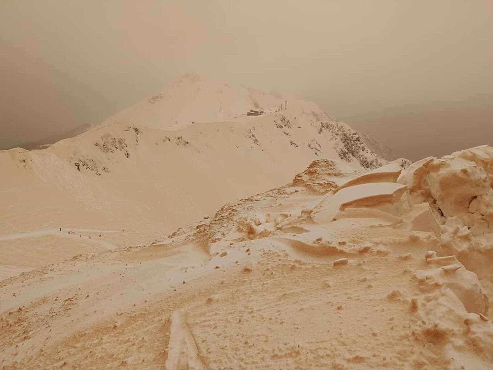 Rússia e países do leste europeu são invadidos pelo estranho fenômeno da neve laranja