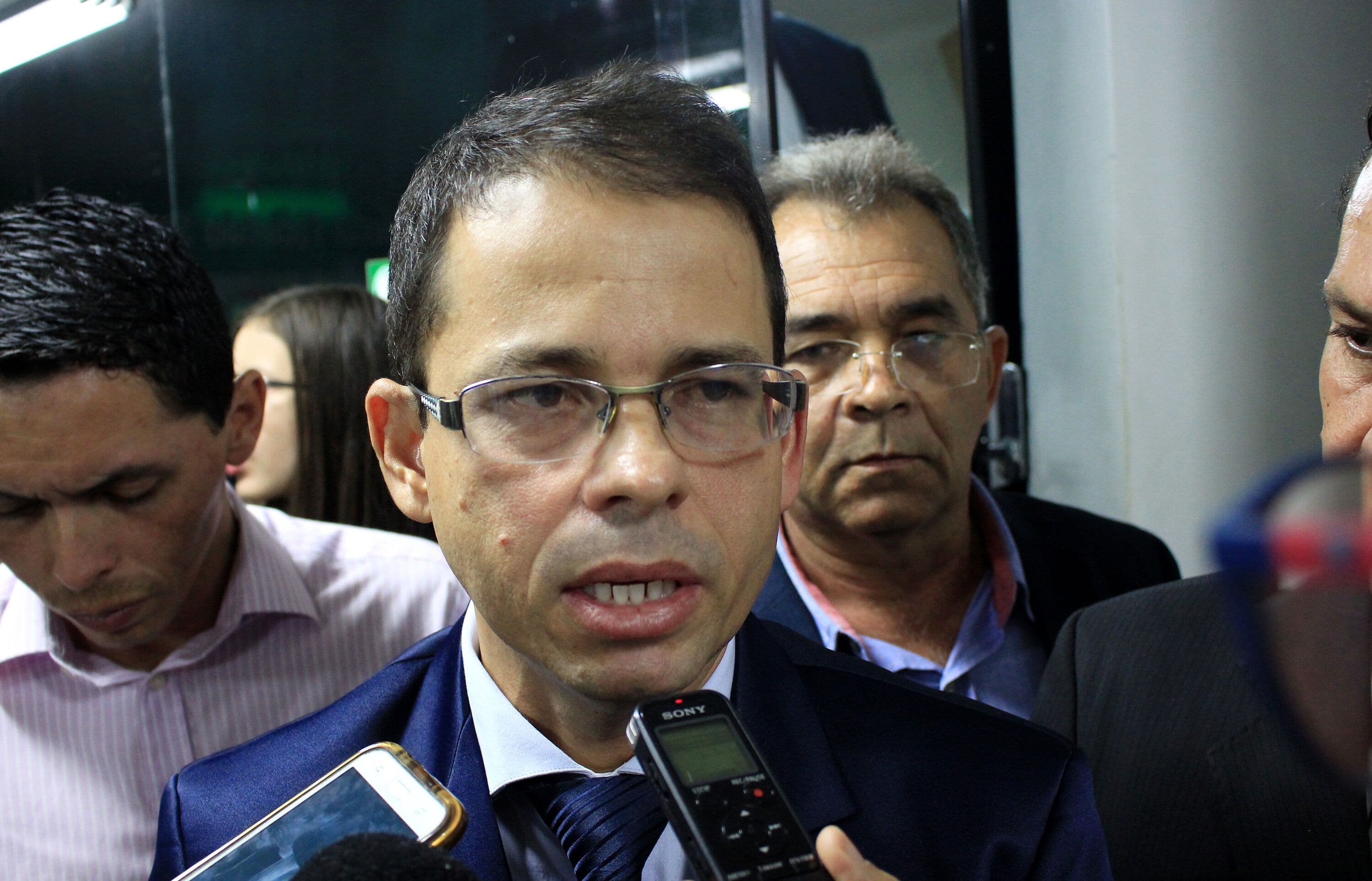 TCE vê irregularidades e suspende licitação do lixo realizada por Luiz Antônio em Bayeux