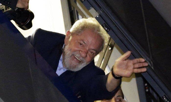 Lula decide que não vai se entregar, e defesa aguarda decisão do STJ