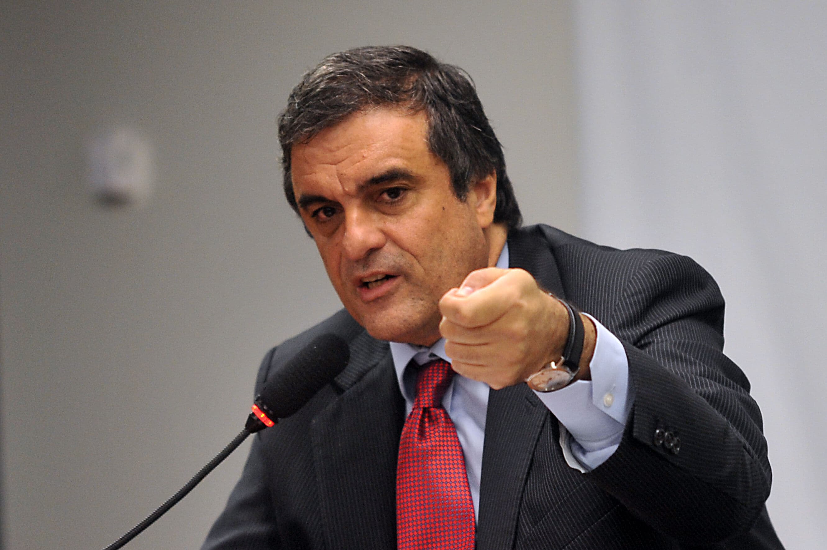 Cardozo entrega defesa de Dilma no processo de impeachment ao Senado