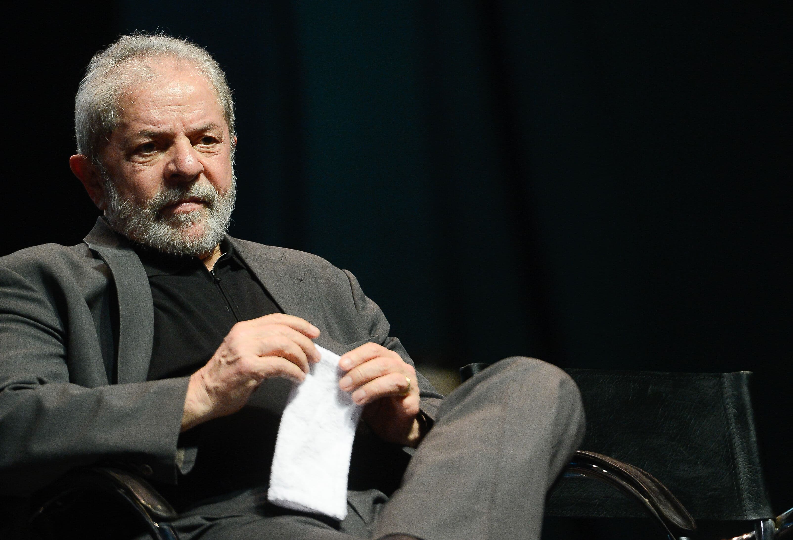 Condenado não pode receber honraria, diz juiz ao negar título a Lula