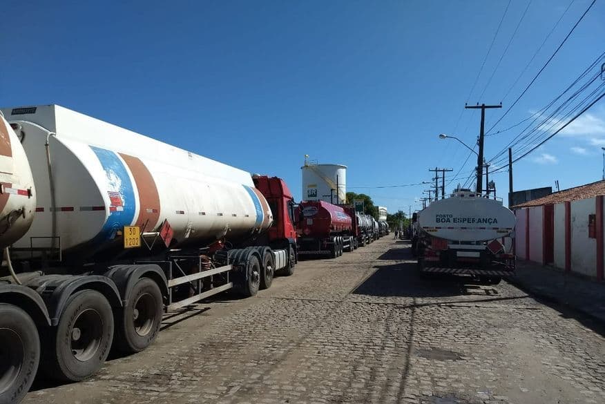 Justiça proíbe caminhoneiros de impedir abastecimento de combustíveis e requisita força policial