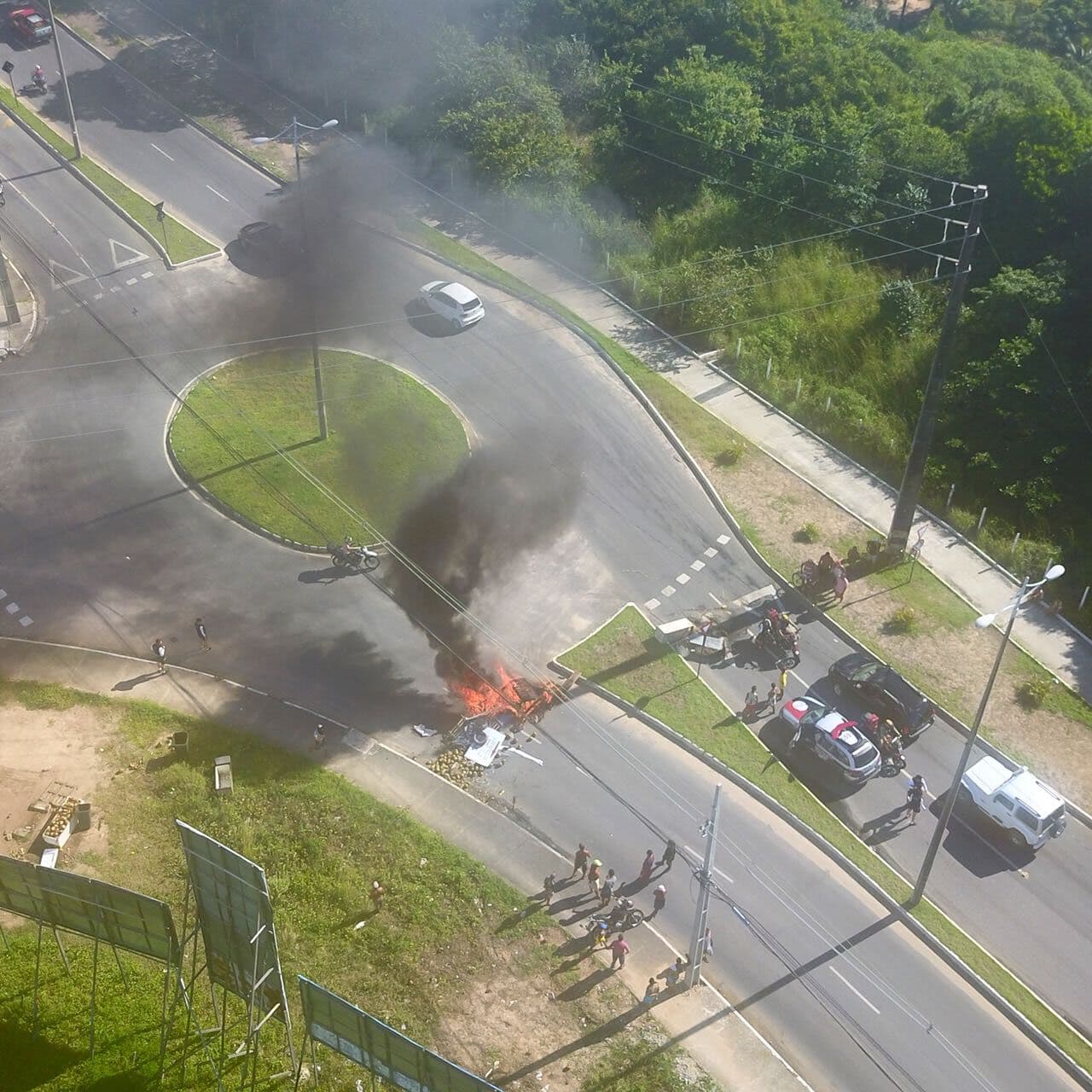 Manifestantes interditam avenida no Altiplano na manhã deste sábado