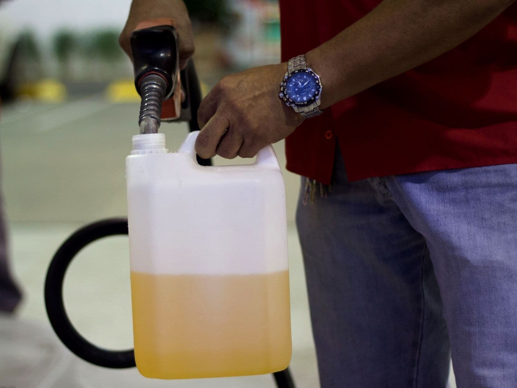 Postos que comercializarem combustíveis em vasilhames podem ser multados, alerta Procon-PB