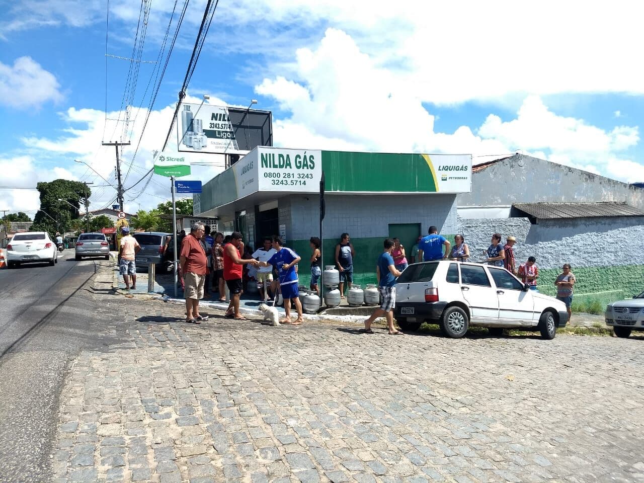 Consumidores formam filas em revendedoras para aguardar chegada do gás de cozinha