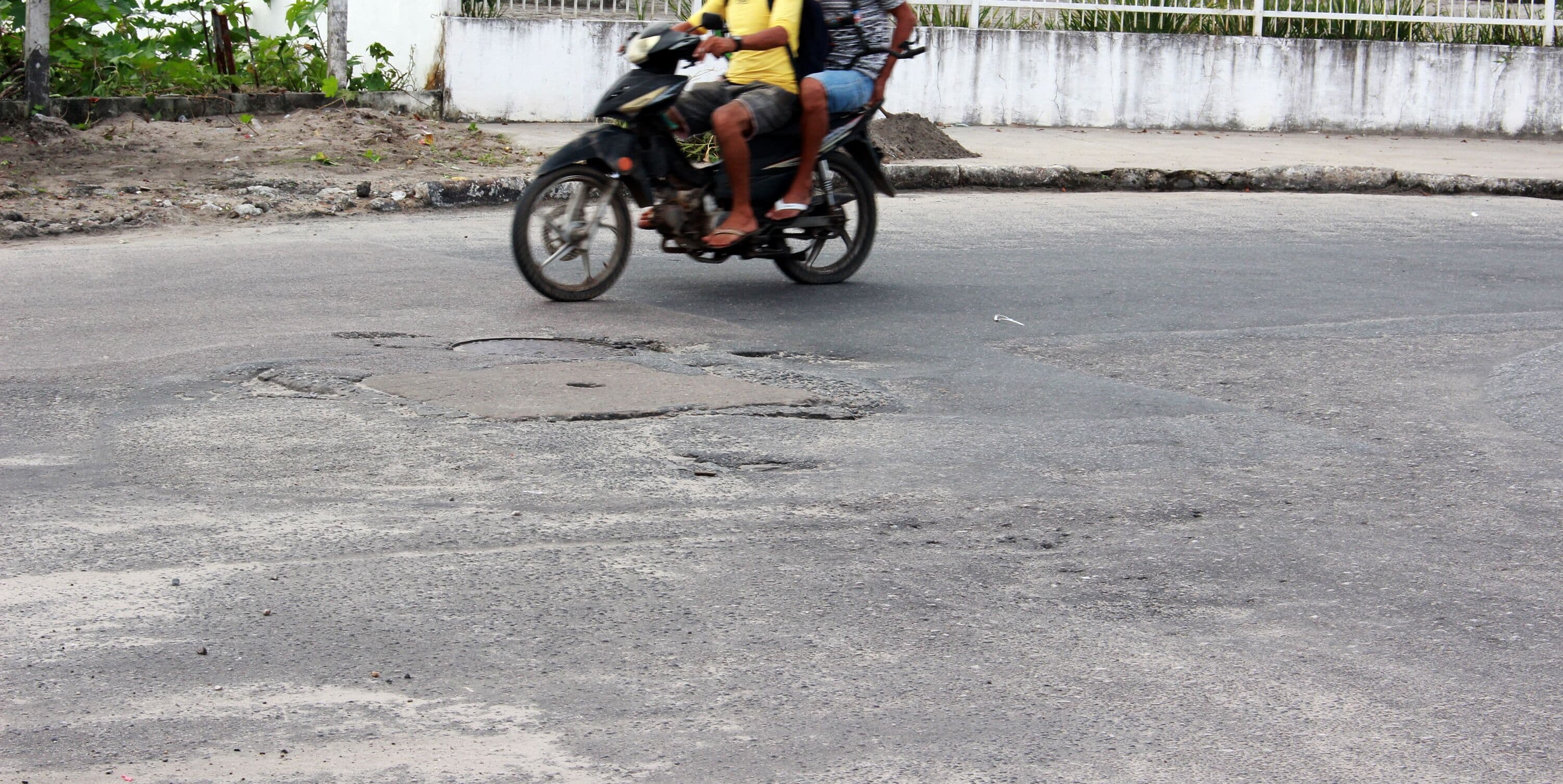 Buracos em girador de Mangabeira causam transtorno para motoristas