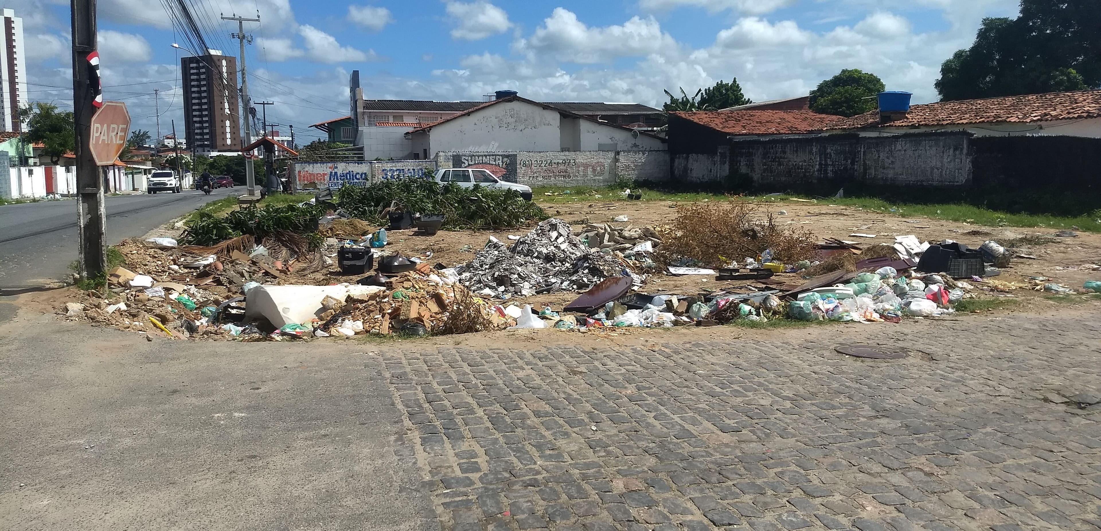 População dos bairros de Mandacaru e Treze de Maio sofrem com acúmulo de lixo