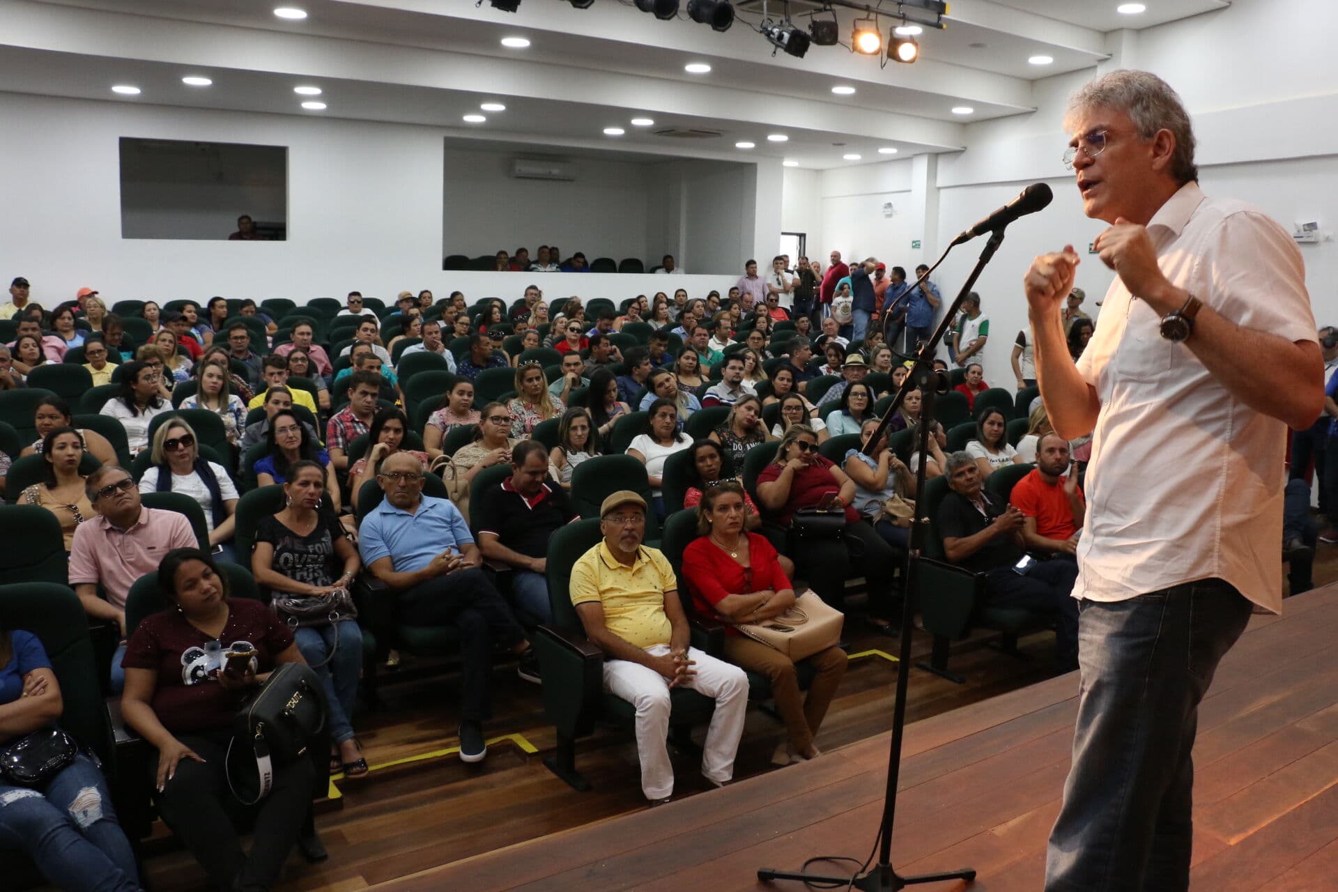 Ricardo libera R$ 818 mil do Empreender para região de Cajazeiras