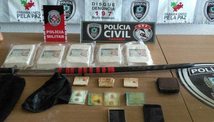 Polícia prende suspeitos e apreende 5 kg de cocaína e espada samurai em Paratibe