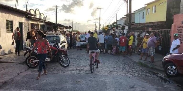 Dois jovens são vítimas de disparos de arma de fogo quando bebiam na calçada, em JP