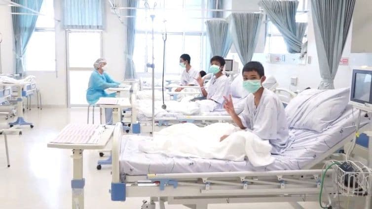 Meninos e técnico resgatados de caverna deixam o hospital na próxima semana