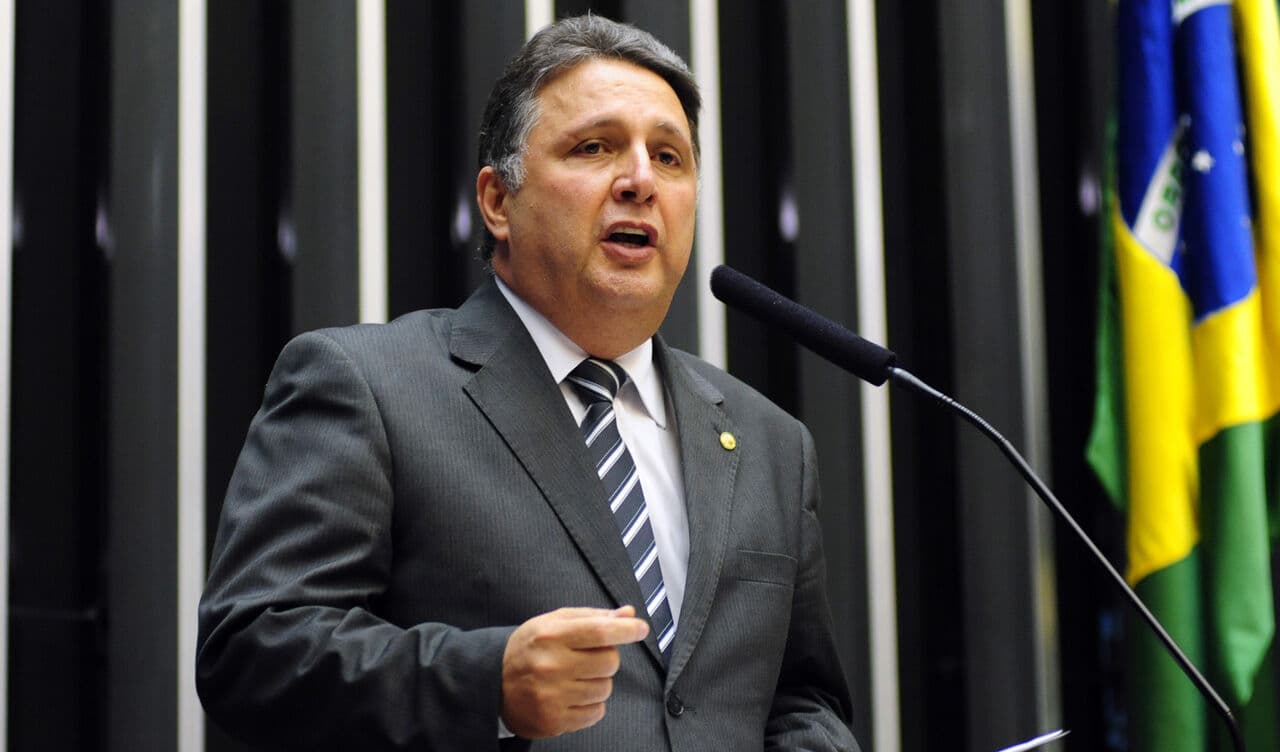 Garotinho expõe suposto caso entre Rodrigo Amorim e Sarah Poncio