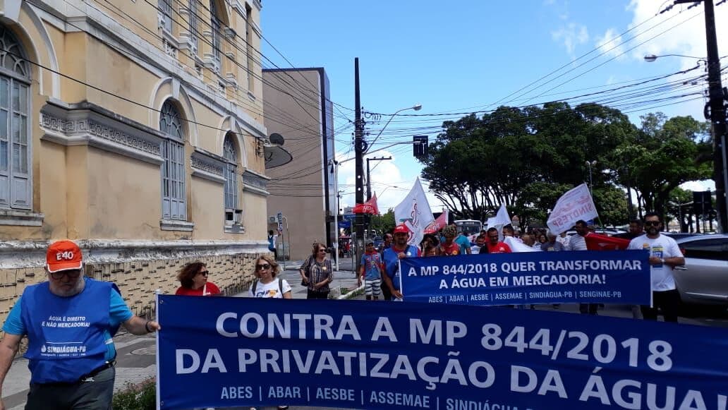 Integrantes de movimentos sociais realizam protesto no Centro de João Pessoa