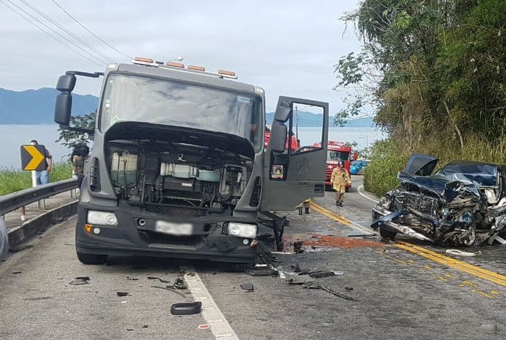 Colisão entre caminhão da Marinha e caminhonete deixa pai e filho feridos em Angra dos Reis