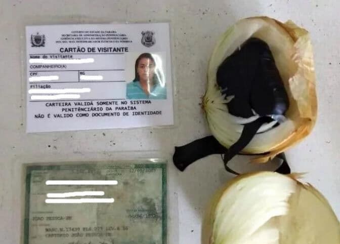Mulher é presa tentando entrar em presídio com aparelho relógio-celular dentro de uma cebola