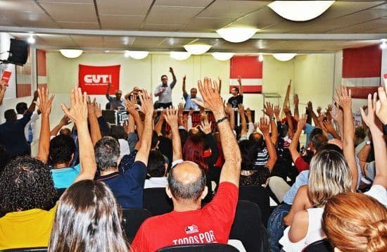 Bancários vão paralisar em 1 hora atendimento nesta quinta-feira e ameaçam entrar em greve