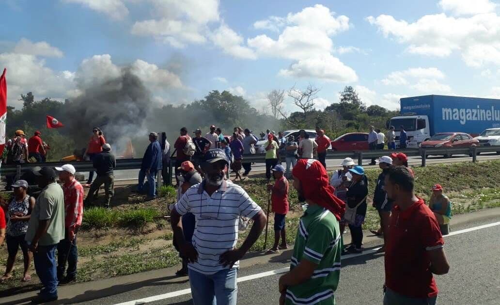 Manifestantes interditam rodovias e impedem tráfego de veículos de JP a CG e da PB a PE