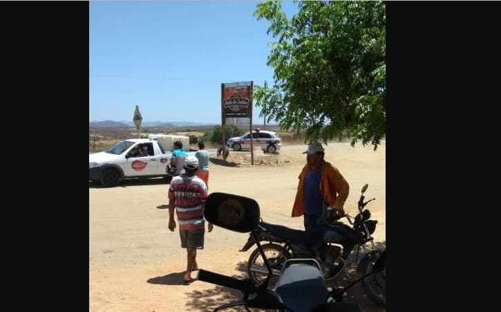 Assaltantes fazem barreira para atacar carro-forte, mas caminhão colide e frustra ação