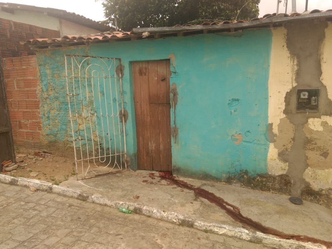 Vizinhos notam sangue escorrendo de dentro de uma casa e polícia encontra homem mutilado