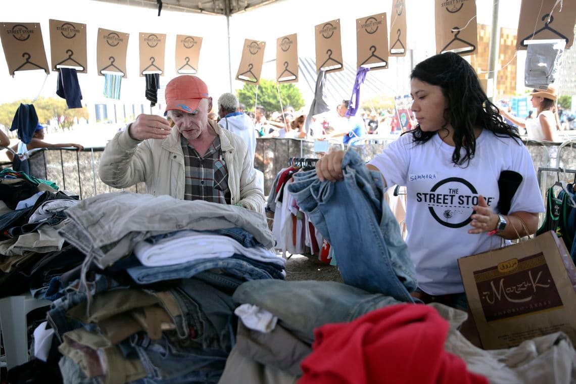 Campanha monta loja por um dia e doa roupas a 500 moradores de rua