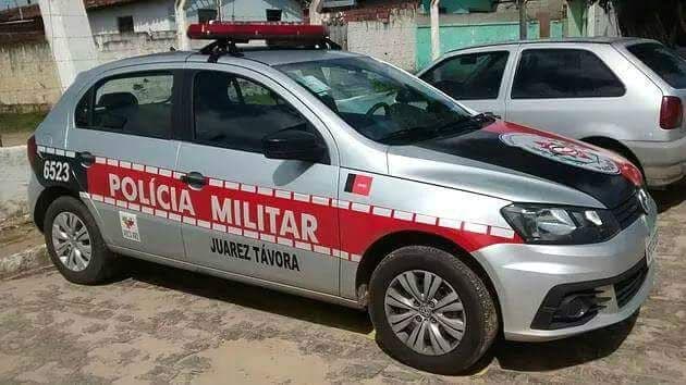 Assaltantes batem carro em poste durante fuga em Campina Grande