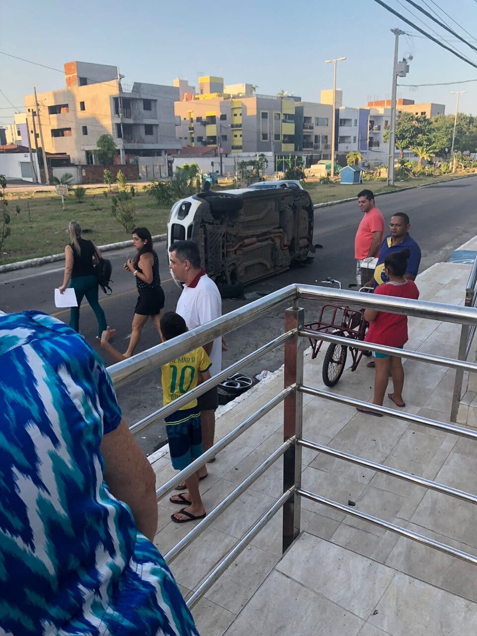 Carro capota em colisão com outro em cruzamento no bairro do Bessa