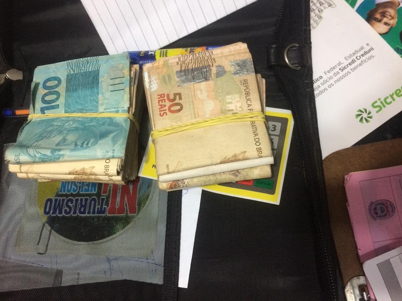 Polícia apreende R$ 11 mil em dinheiro, saco com santinhos e lista de nomes em Patos