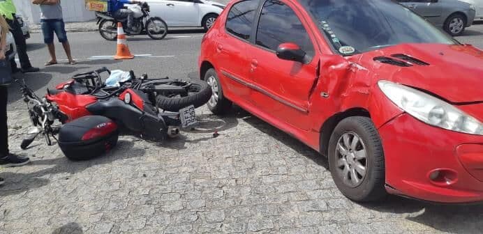 Acidente entre carro e moto deixa três pessoas feridas na Torre