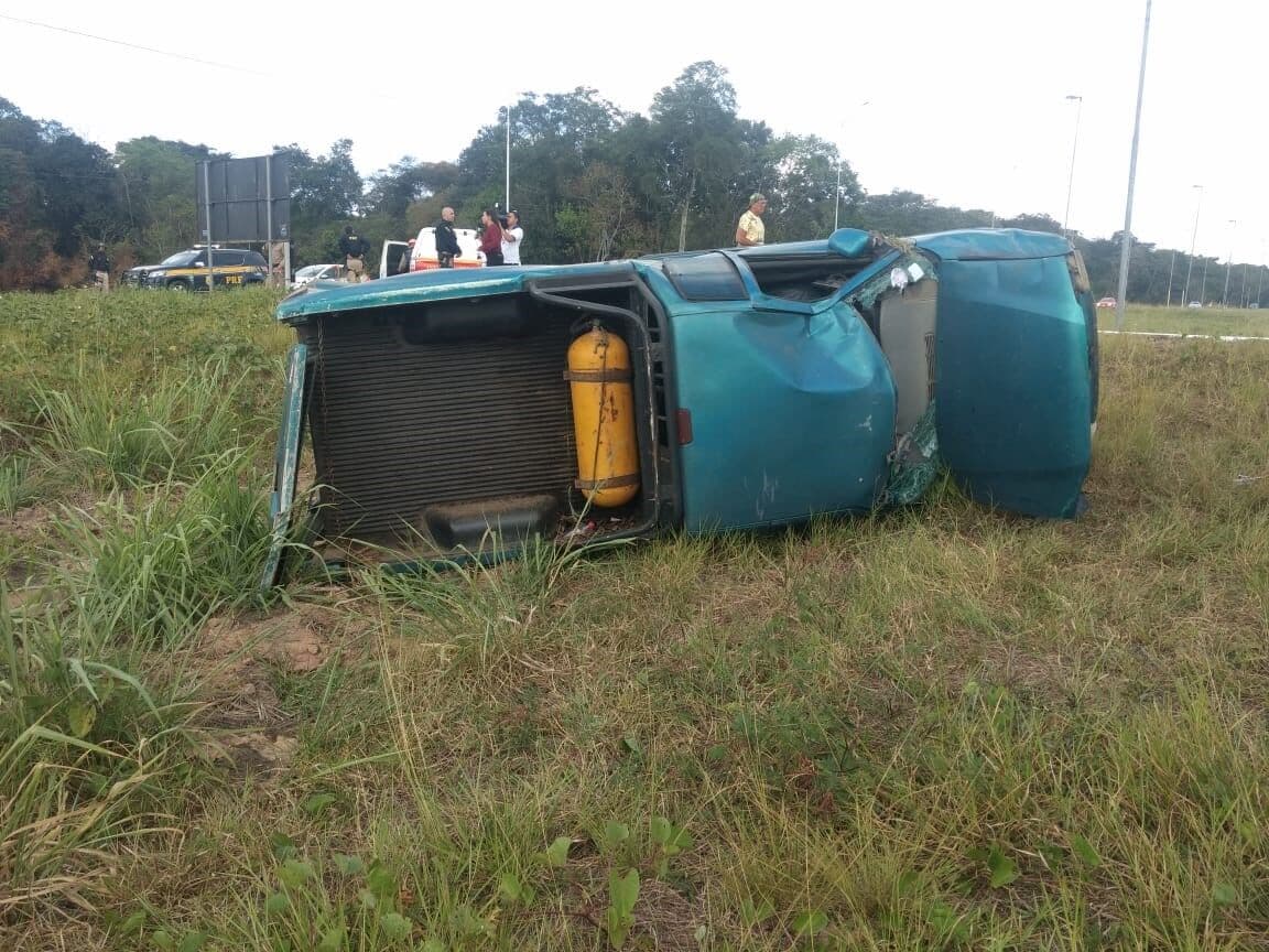 Carro capota e deixa uma pessoa ferida na BR-101