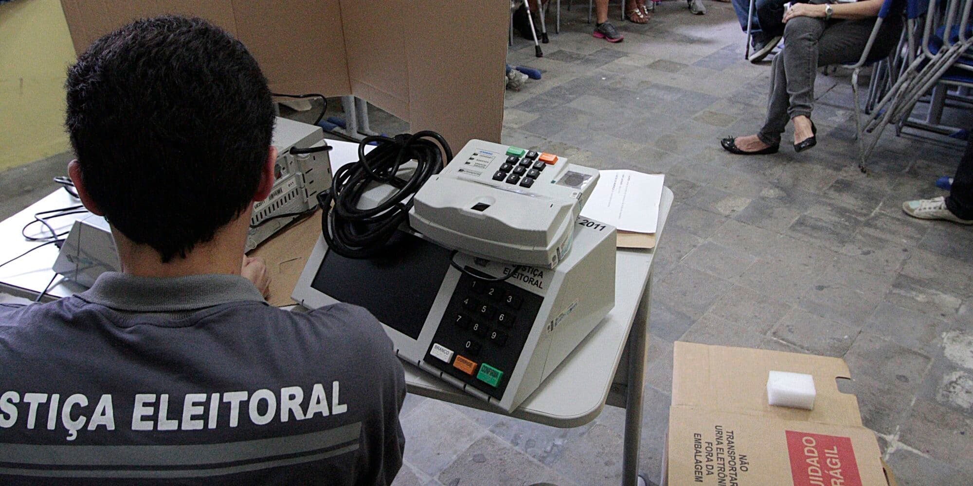 Em duas horas de votação, 18 urnas são substituídas na Paraíba e um eleitor é preso em Alagoa Grande